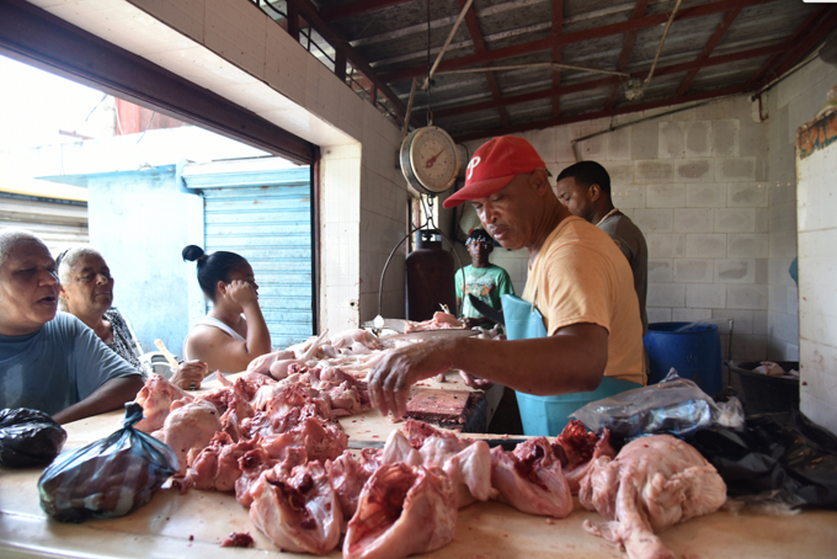 Price of chicken meat fluctuates between 85 and 100 pesos per pound - Dominican Today