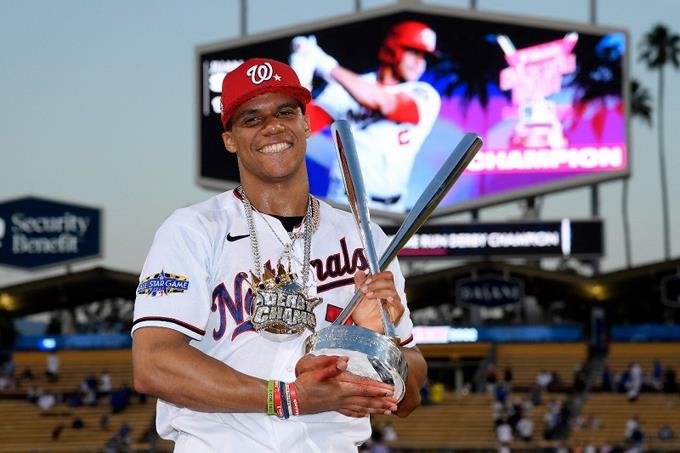 Lids Juan Soto Washington Nationals Fanatics Authentic Unsigned Celebrates  After Winning the 2022 T-Mobile Home Run Derby Photograph