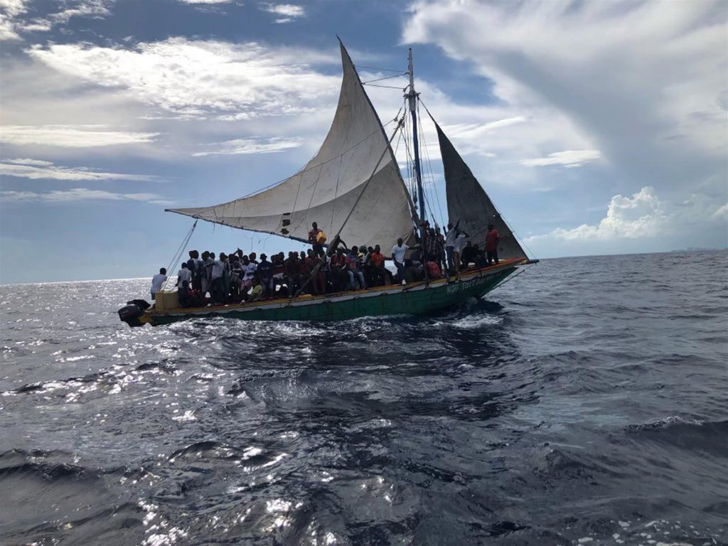 Authorities intercept a boat with 58 Dominicans and seven Haitians