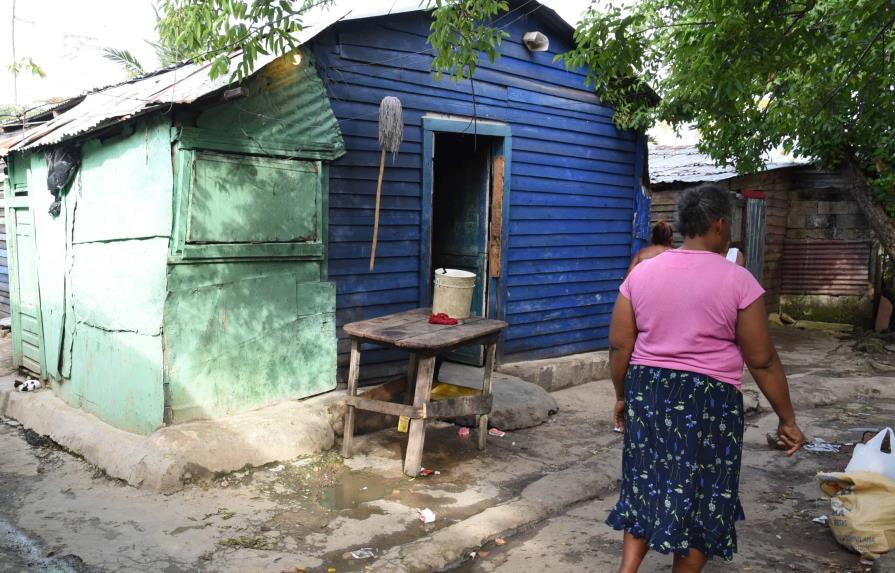 For every 100 poor men in the Dominican Republic, there are 136 women in  the same condition.