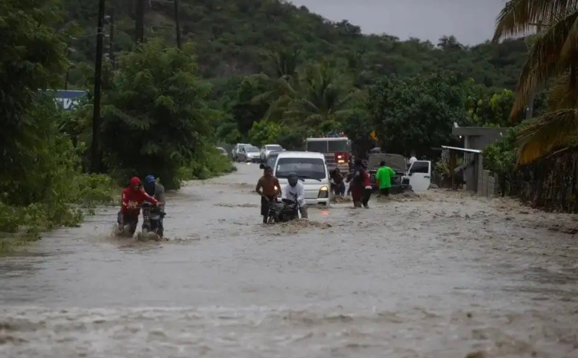 Heavy rains cause damage, 20 Dominican provinces on alert