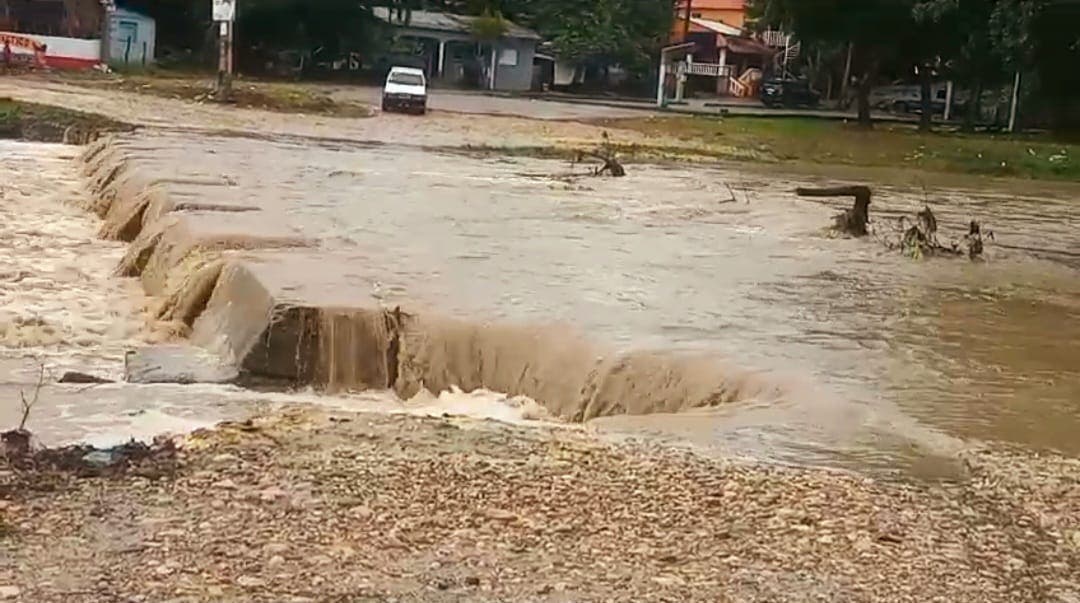 Floods in Puerto Plata leave communities cut off