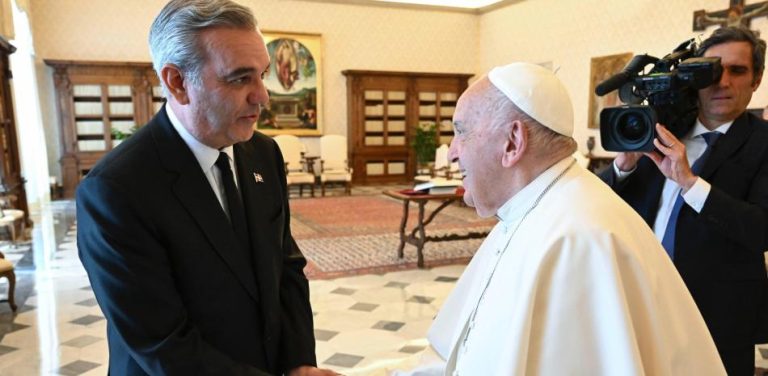 El presidente Abinader llora al Papa Francisco