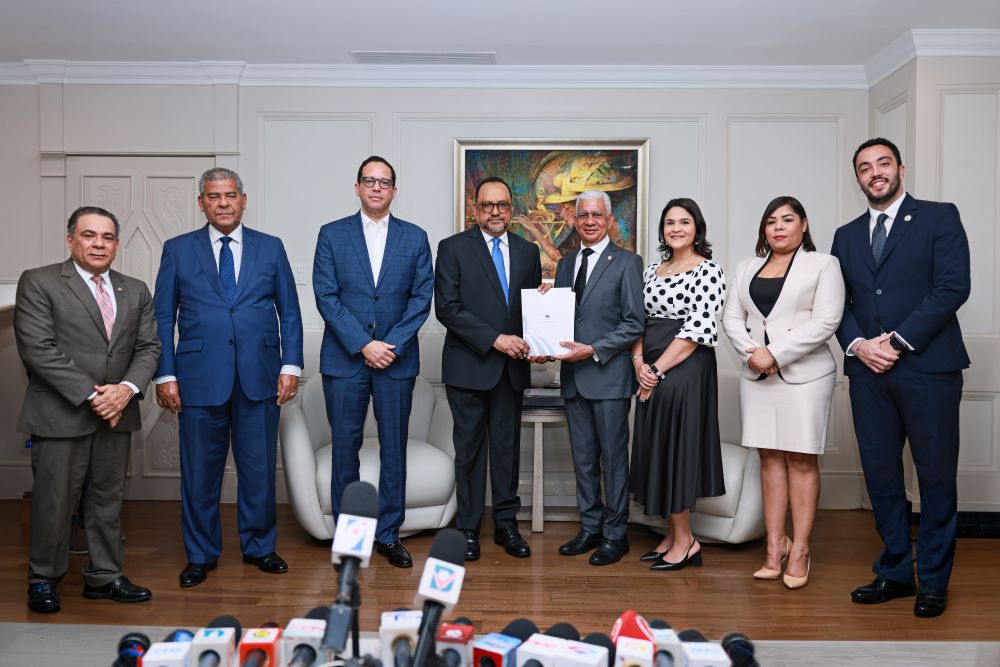 Tesina de ley presentado para fusionar la finanzas y los ministerios de finanzas Tesina de ley presentado para fusionar la finanzas y los ministerios de finanzas