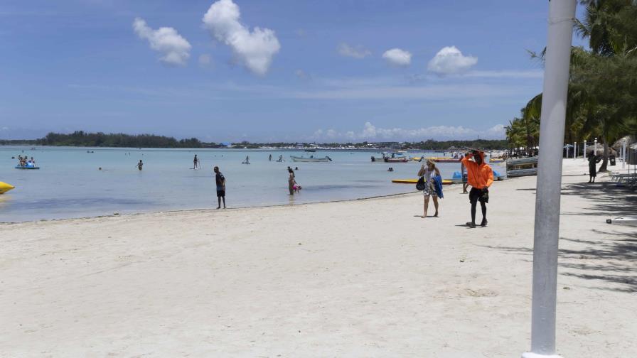 Coe extiende las horas para el uso de playas y resorts a las 7:00 p.m.