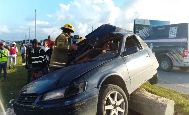 Russian woman dies after car crashes into light pole