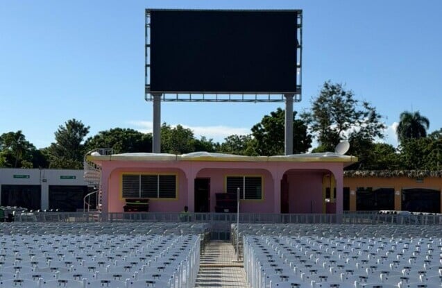 Bad Bunny kicks off his world tour at the Olympic Stadium this Friday