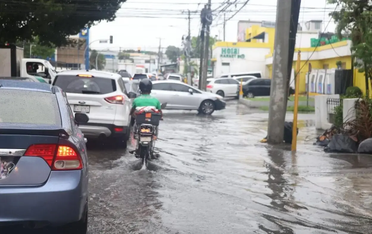 Dominican Republic wakes up “soaked”: rain, thunder and alerts left by tropical wave