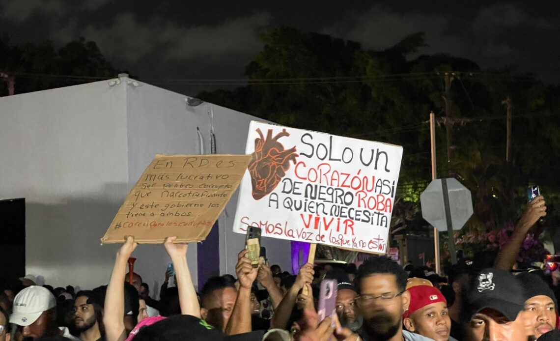 Dozens protest at Palace of Justice over SENASA corruption and RD$15 billion embezzlement