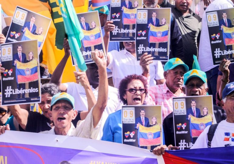 Frente Amplio and Alianza País condemn US actions against Venezuela at Plaza Bolívar event