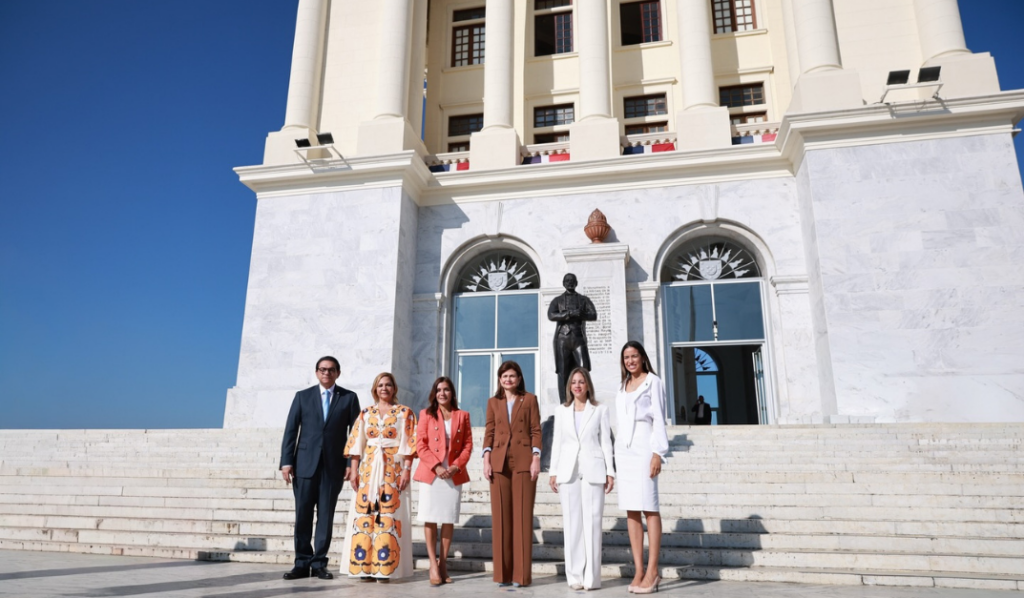 U.S. Ambassador Leah F. Campos visits Restoration Monument in Santiago