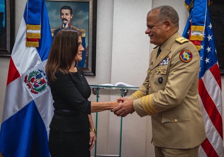 U.S. Ambassador meets Dominican Defense Minister to discuss security and stability