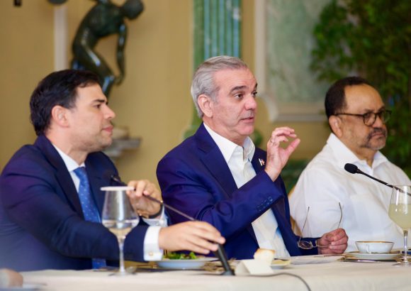 Abinader reaffirms commitment to Dominican artists and cultural development