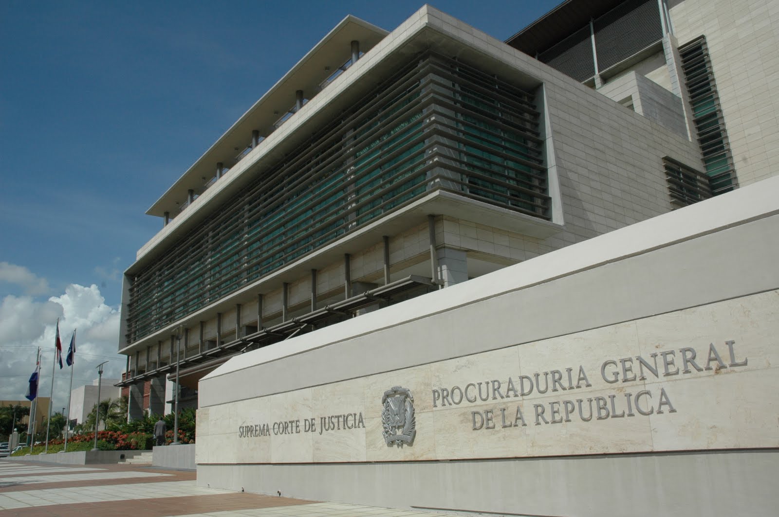 Prosecutors seek preventive detention for migration inspector in alleged airport bribery case