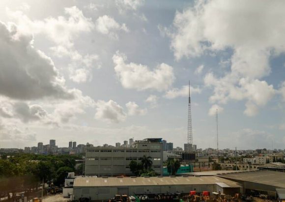 Saharan dust and an anticyclonic system will keep the weather hot this Sunday