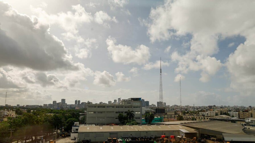 Saharan dust and an anticyclonic system will keep the weather hot this Sunday