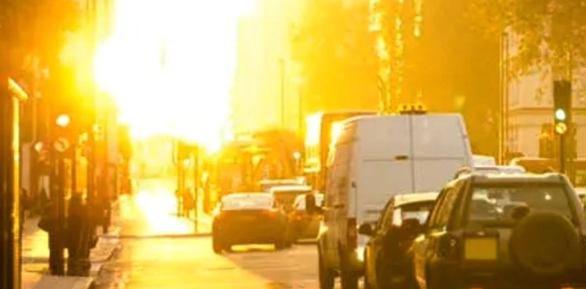 What causes the intense heat that occurs at dawn and dusk in the Dominican Republic?