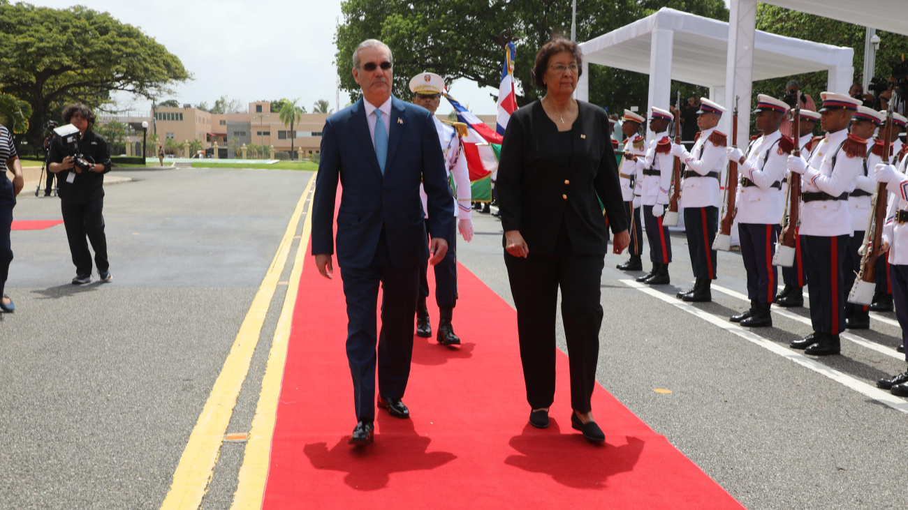 Abinader receives Suriname President at the National Palace