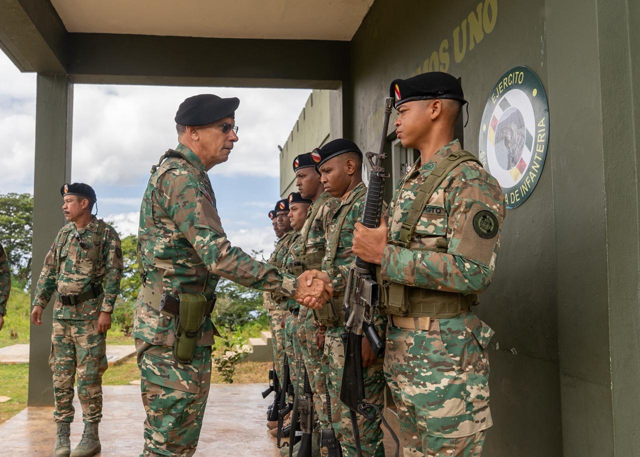 Dominican Army Chief inspects military units along southern border