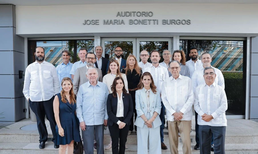 U.S. Ambassador tours Grupo SID facilities, highlights bilateral trade opportunities