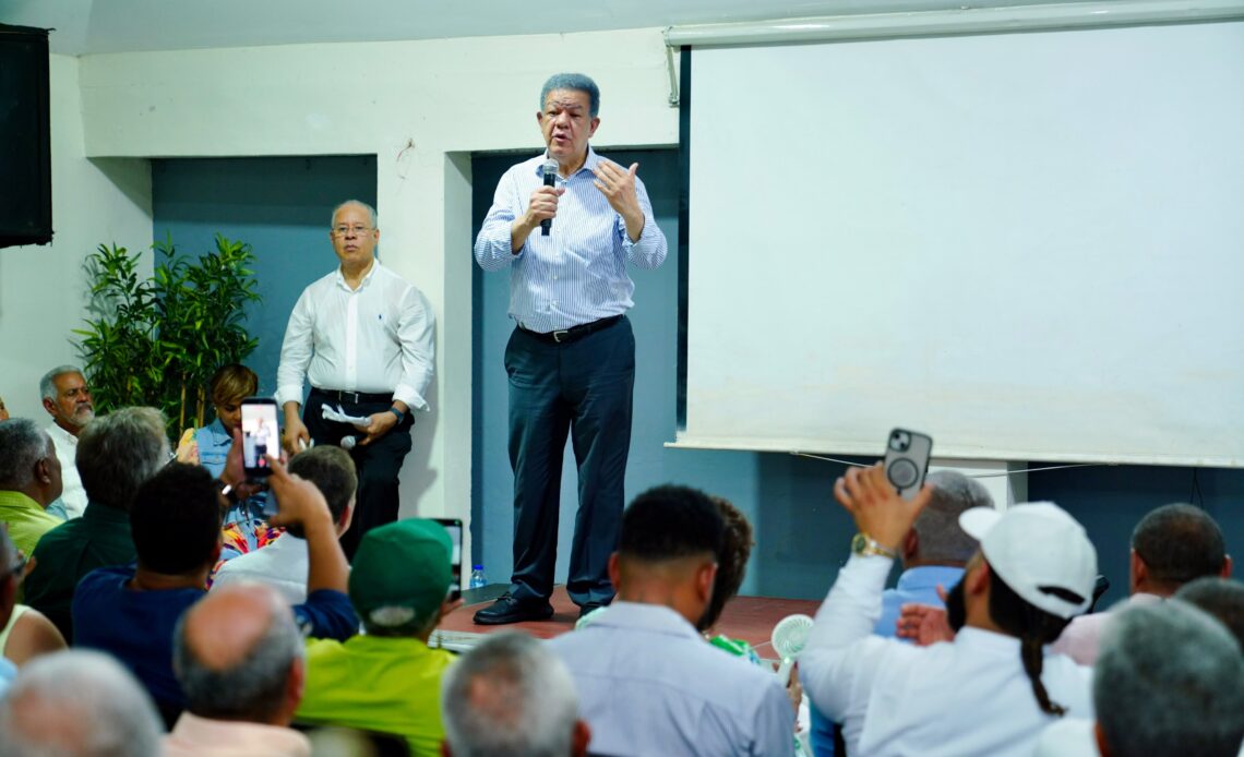 Leonel Fernández urges Dominican government to lower fuel prices as oil prices fall