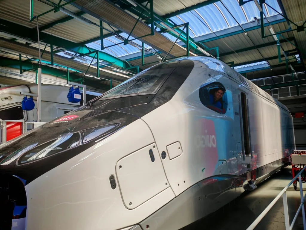 13 Santiago Monorail trains under assembly in France