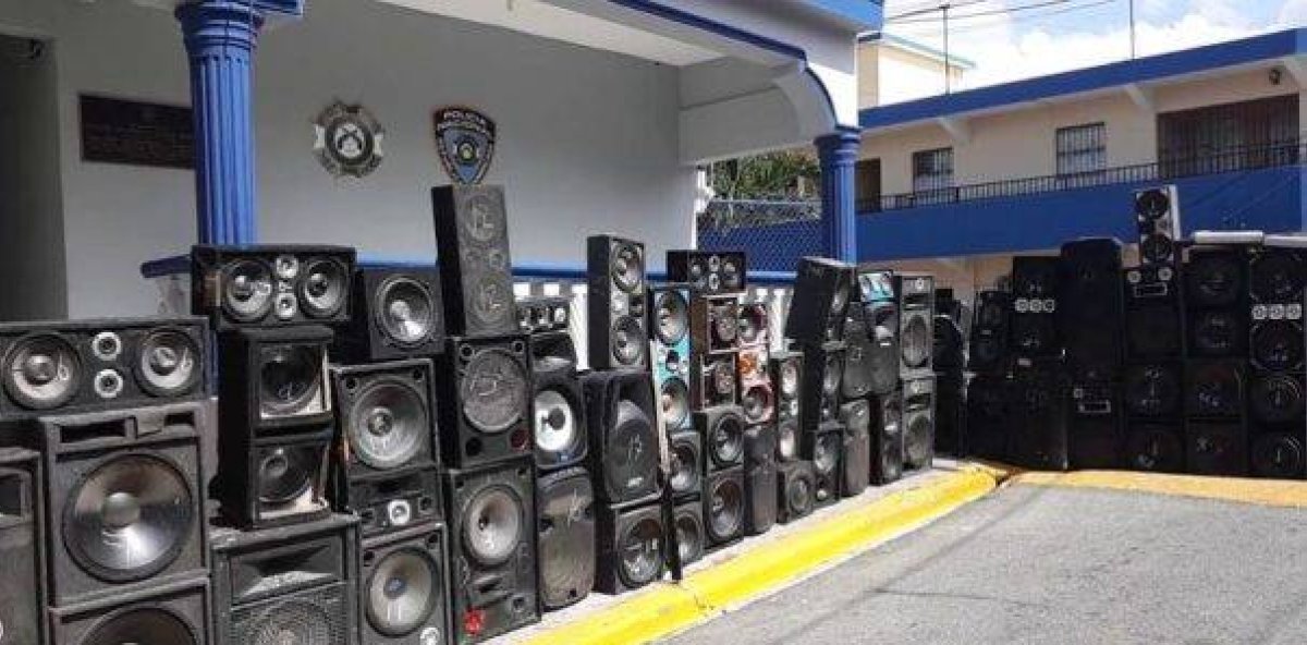 Noise from neighbors, vehicles, and grocery stores is among the main problems in households.