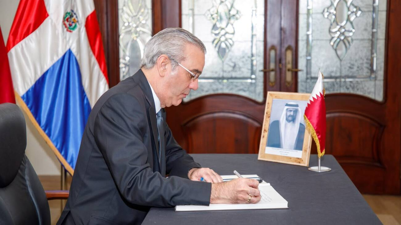 President Abinader signs book of condolences following death of Qatar’s former emir