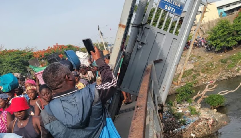 Metal gate on border bridge linking Dominican Republic and Haiti collapses