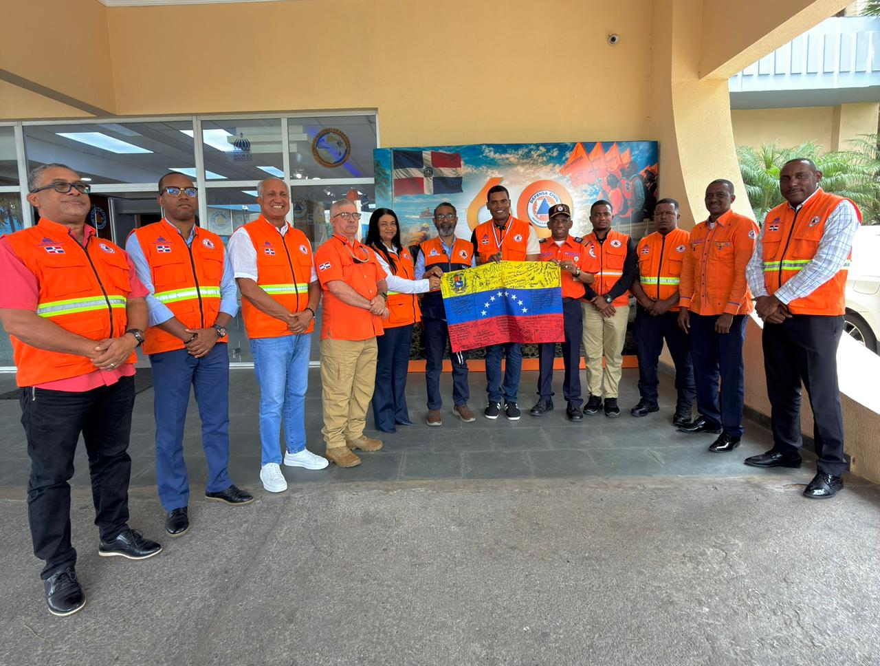 Civil Defense honors rescuer for humanitarian mission in Venezuela