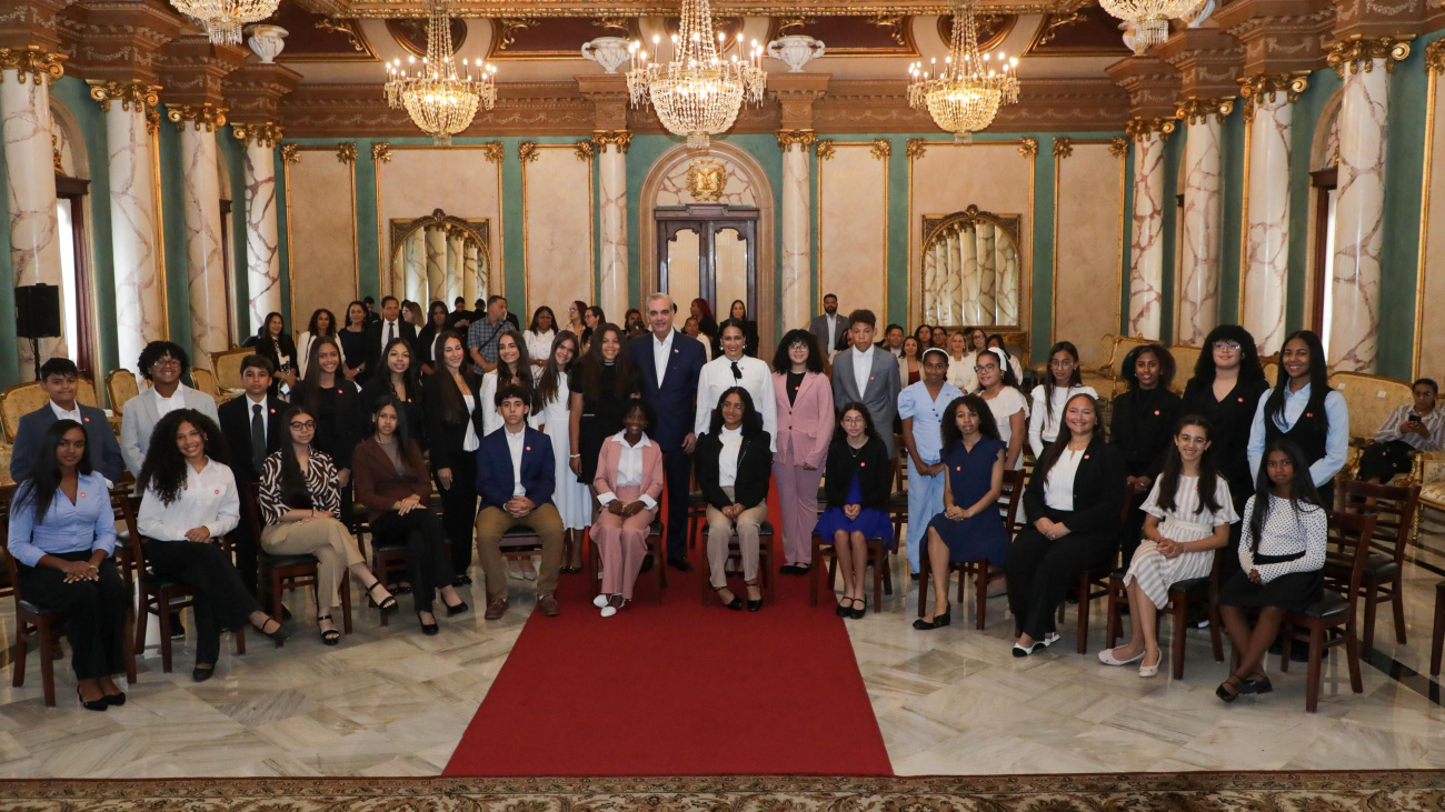 Abinader honors 30 top students of Dominican descent from abroad at National Palace