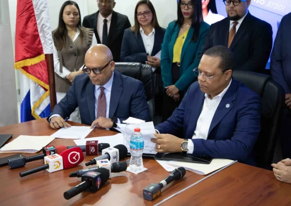 Pro Consumidor and debt collectors sign pact to end abusive collection practices