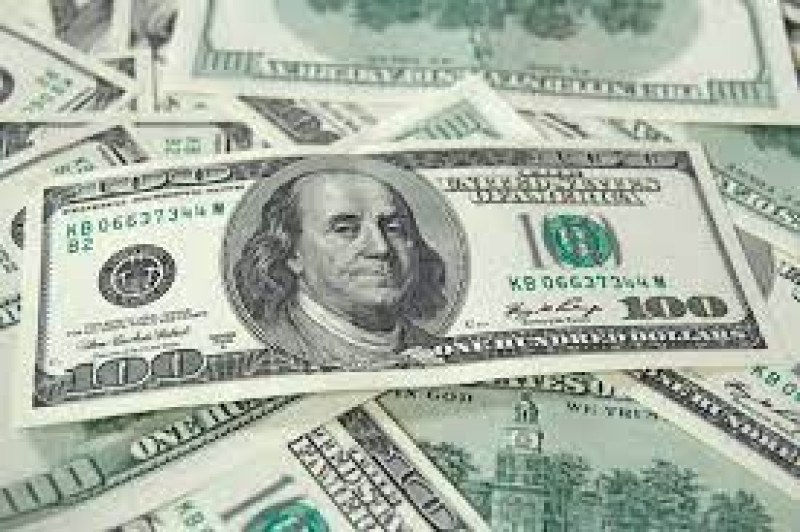 Why are more and more Dominicans deciding to save in dollars?