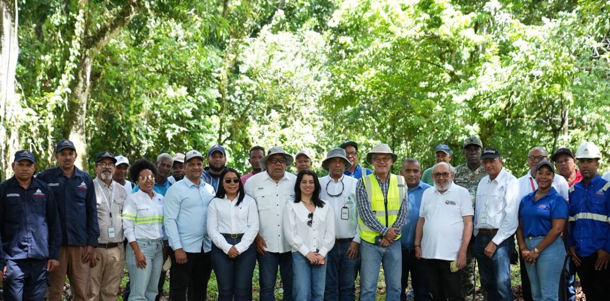 They carry out a reforestation and cleaning day in river basins in Cotuí