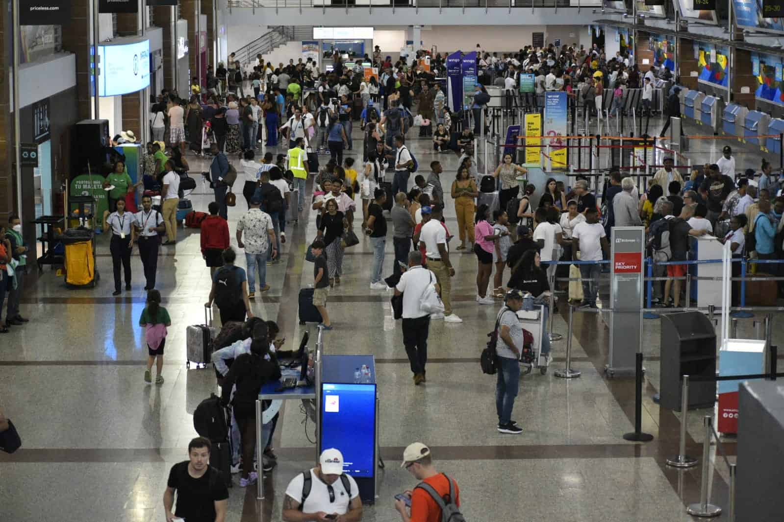 Passengers raise concerns over poor airline signage at Las Américas Airport