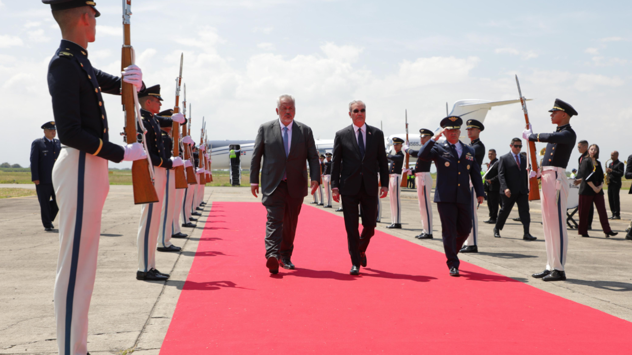 Abinader arrives in Colombia for presidential inauguration