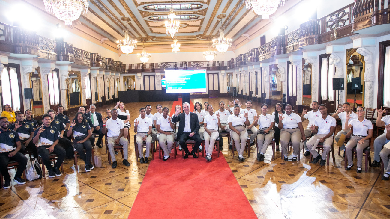 President Abinader meets with 53 deaf students who completed artificial intelligence training