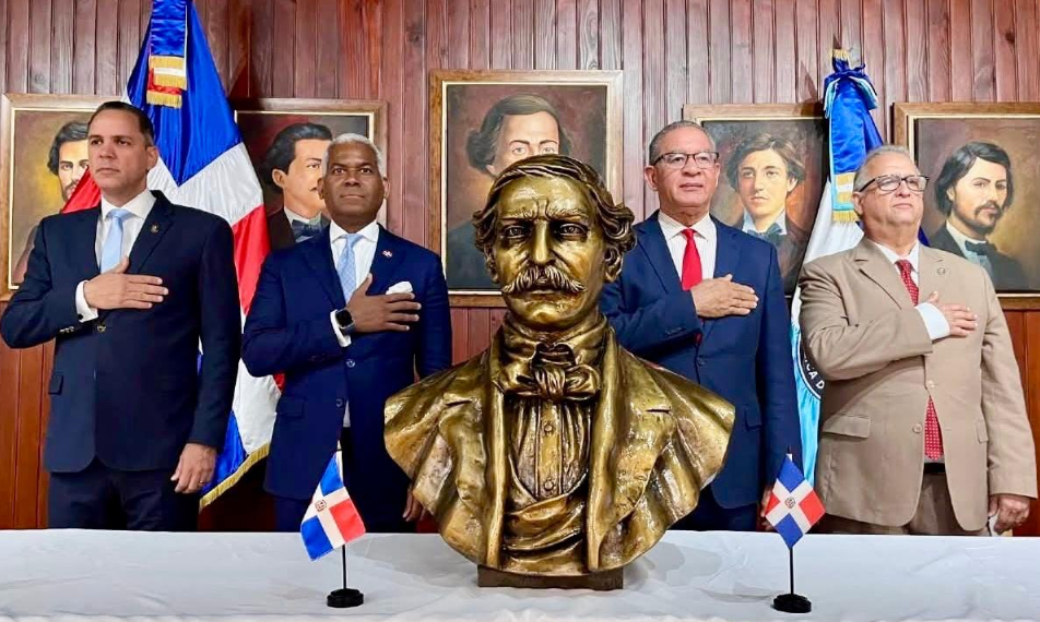 Dominican ambassador receives Duarte busts for Saudi Arabia and Djibouti