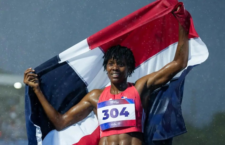 Marileidy Paulino wins 400m gold despite heavy rain
