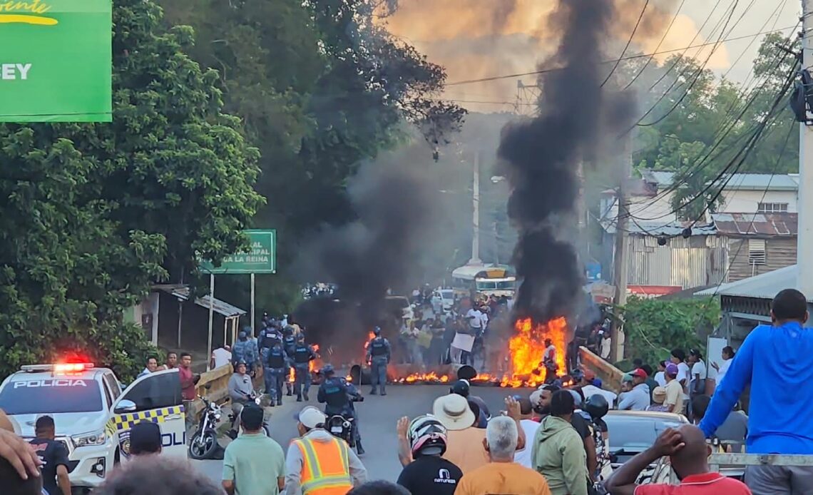 Residents protest in Licey al Medio demanding justice for Carolay Taveras
