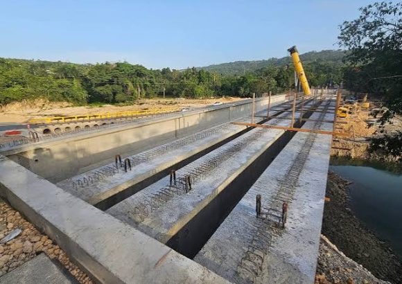 Construction of the new bridge over the Camú River in Puerto Plata is progressing well.