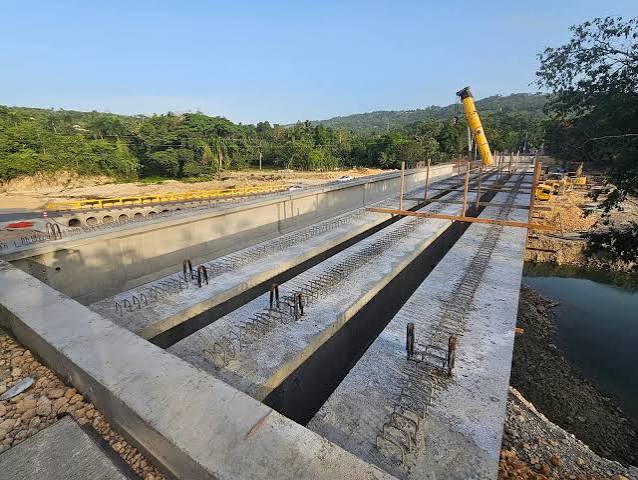 Construction of the new bridge over the Camú River in Puerto Plata is progressing well.