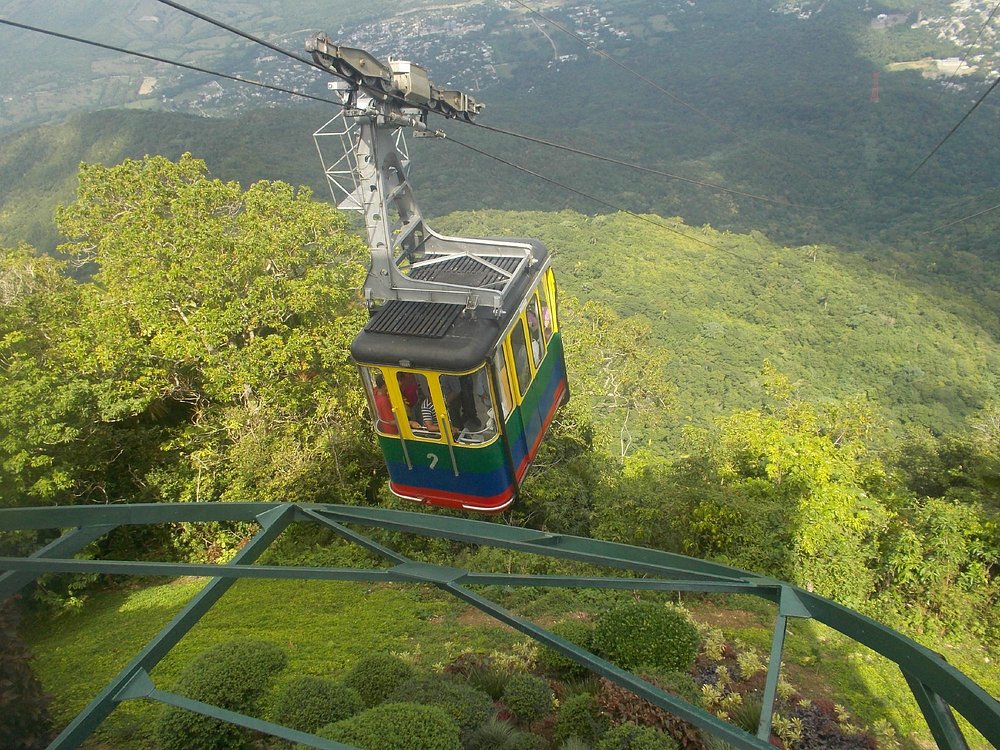 Vendors on Isabel de Torres Mountain report losses exceeding RD$500 million due to the cable car closure