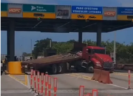 Semi-trailer truck crashes into minibus at Punta Cana toll station