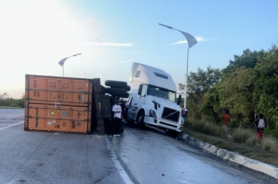 Truck crash partially blocks Coral Highway near Punta Cana roundabout