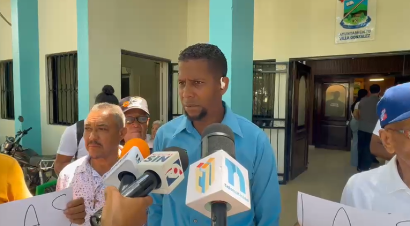 Community members in Las Lavas, Santiago, report health problems and demand a halt to mining activity