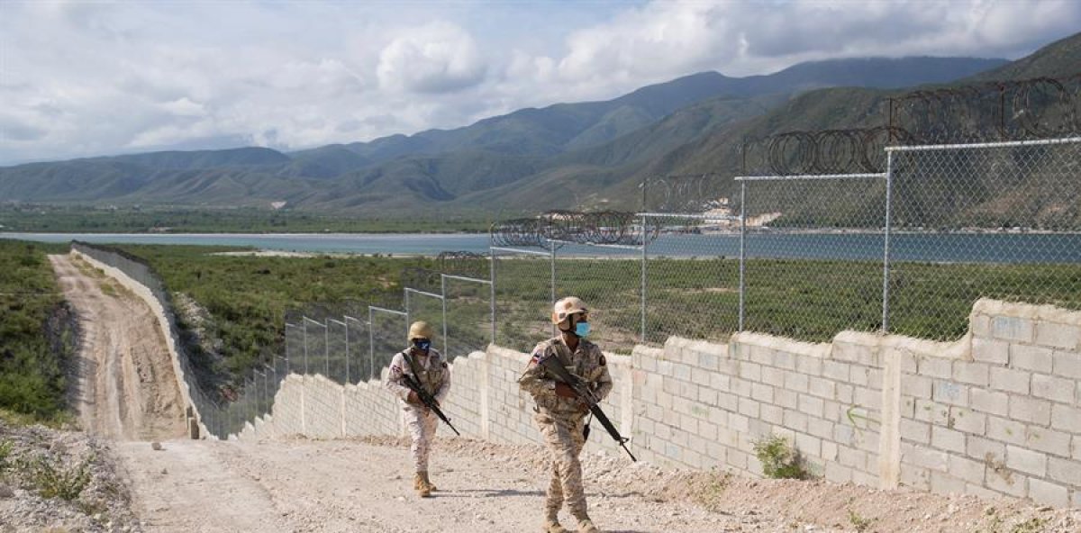 Dominican Republic builds Haiti border fence to curb smuggling