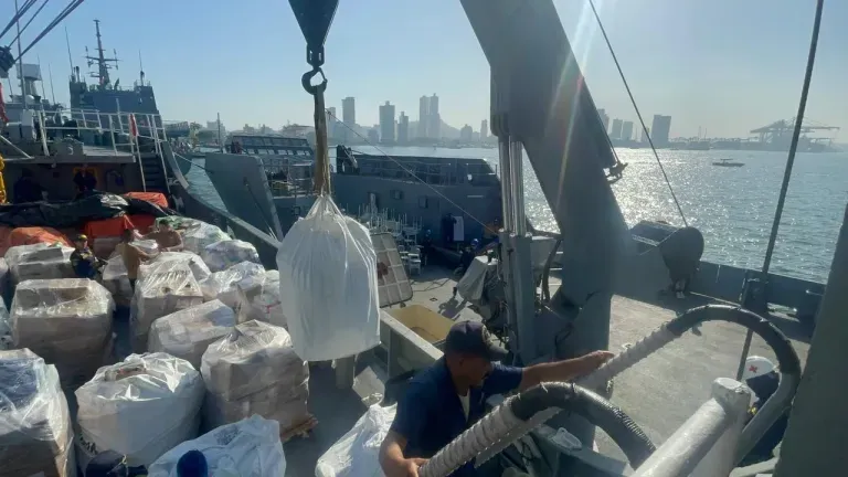 Dominican Navy begins delivery of humanitarian aid to Colombia