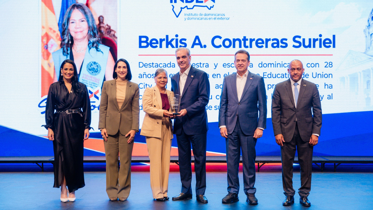 Abinader honors 14 Dominicans for their contributions in the U.S.