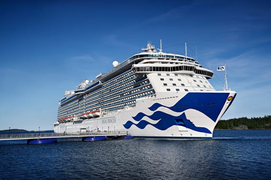 Puerto Plata welcomes the Celebrity Beyond with more than 3,000 cruise passengers